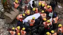 Petugas penyelamat menggotong salah satu korban runtuhnya sebuah bangunan runtuh, Mumbai, India, Selasa (4/8/2015). Bangunan tersebut runtuh karena kondisinya yang sudah tak layak pakai dan menewaskan 11 orang.(REUTERS/Danish Siddiqui)