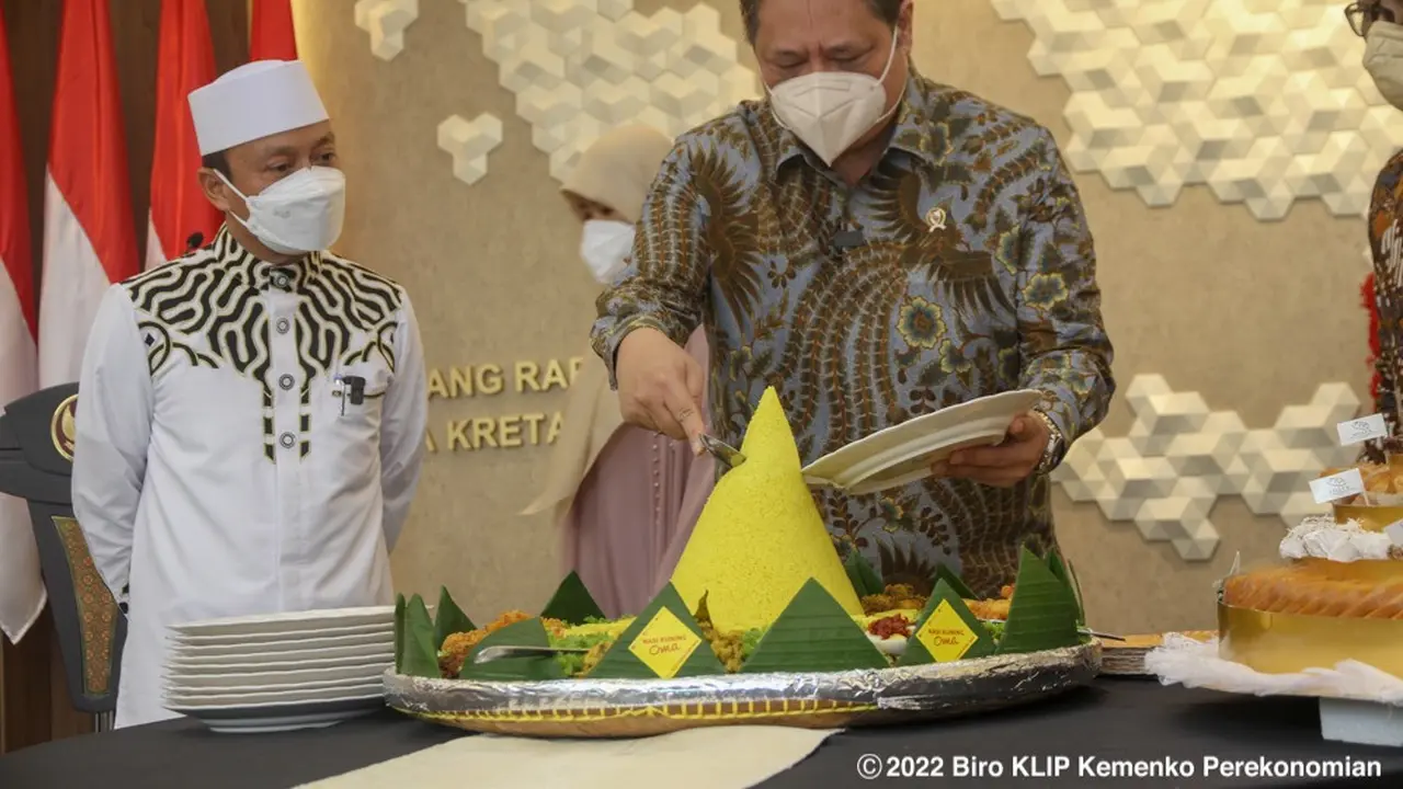 Menteri Koordinator Bidang Perekonomian Airlangga Hartarto dalam acara puncak peringatan HUT Kemenko Perekonomian ke-56 yang diadakan secara hybrid. (Dok ekon.go.id)