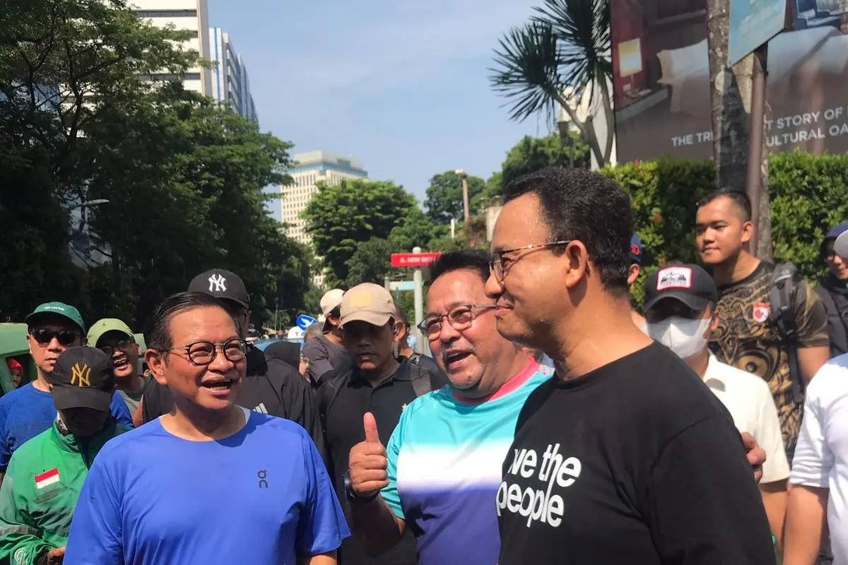 Pasangan bakal calon gubernur dan bakal calon wakil gubernur Jakarta, Pramono Anung-Rano Karno bertemu mantan Gubernur Jakarta, Anies Baswedan, saat meramaikan kegiatan hari bebas berkendara atau Car Free Day (CFD) di Senayan, Jakarta, Minggu (1/9/2024).