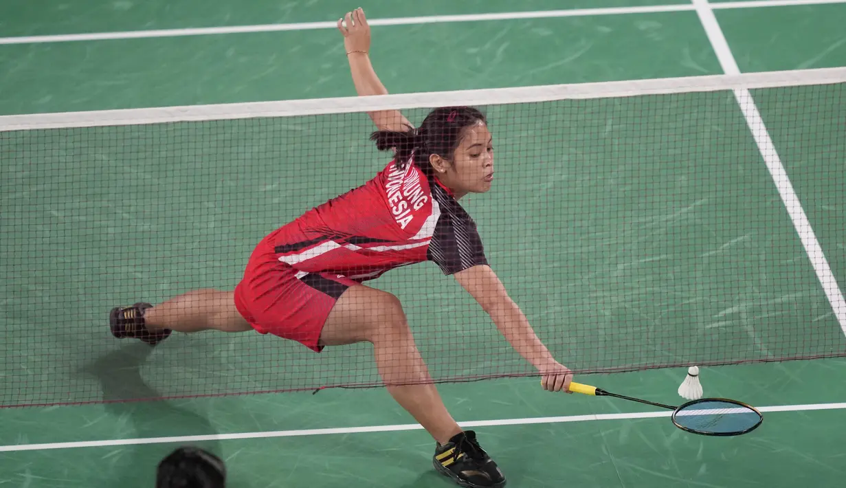 Tunggal putri Indonesia Gregoria Mariska Tunjung bertanding melawan pebulu tangkis Thet Htar Thuzar pada laga perdana cabang bulu tangkis Grup M Olimpiade Tokyo 2020 di Musashino Forest Plaza, Minggu (25/7/2021). Gregoria Mariska menang 21-11 dan 21-8 dalam waktu 27 menit. (AP Photo/Dita Alangkara)