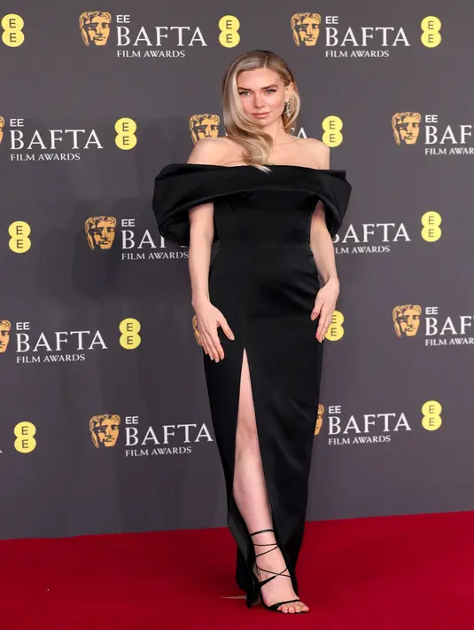 Vanessa Kirby memilih gaun couture dengan lengan bervolume berbahan double satin faille dari Celine. Siluet unik dari busana ini menciptakan tampilan yang dramatis namun tetap elegan. [Celine].