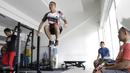 Atlet lari gawang 400 meter, Halomoan, melakukan lompatan saat latihan fisik di Stadion Madya, Jakarta, Kamis, (17/9). Latihan tersebut untuk persiapan SEA Games 2019. (Bola.com/M Iqbal Ichsan)