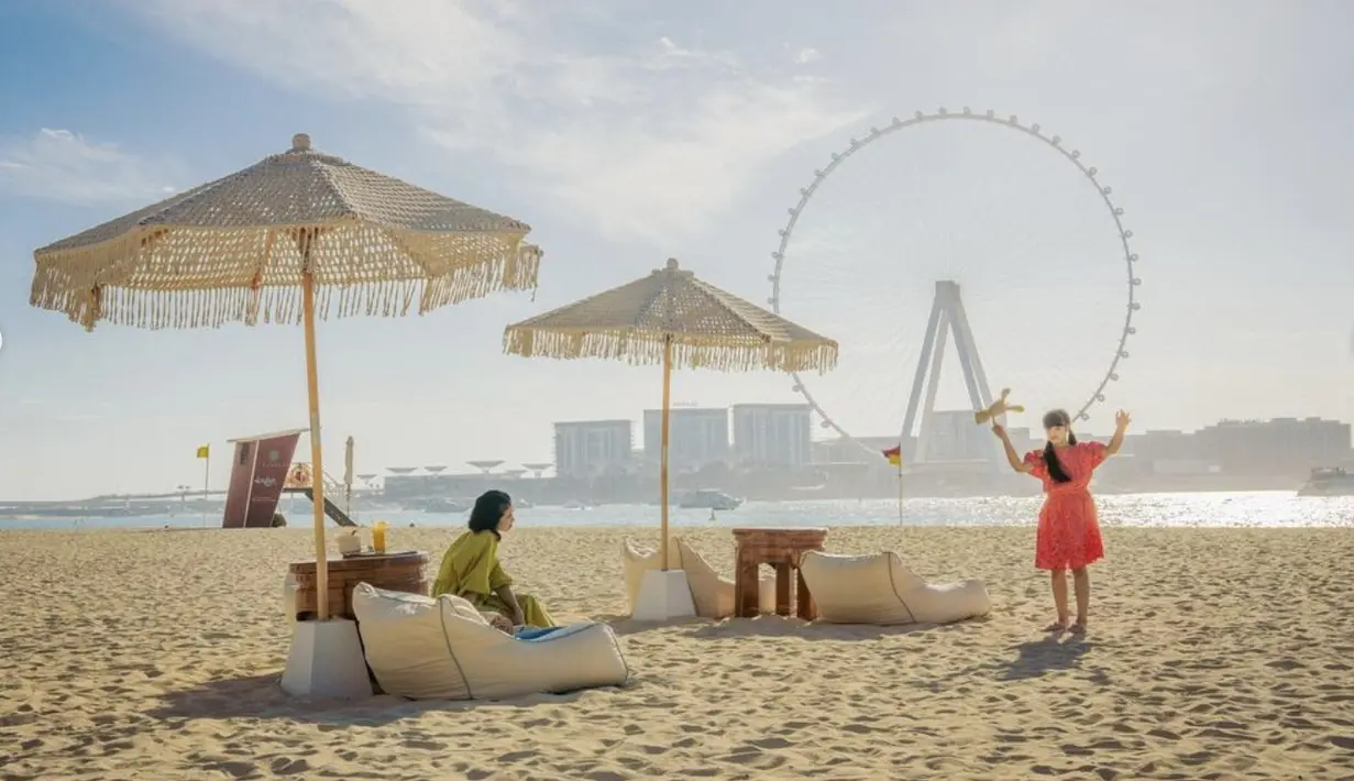 Deretan destinasi wisata di Dubai menjadi latar dari foto liburan mereka, seperti Dubai Fountain, yakni air mancur menari terbesar di dunia yang berada di depan Burj Khalifa.  [Document / Instagram @marshatimothy.]
