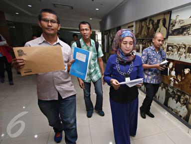Divisi Investigasi ICW Febri Hendri (kiri) saat melaporkan kasus dugaan potensi konflik kepentingan dan pelanggaran etik  yang dilakukan Kepala BPK Perwakilan DKI Jakarta berinisial EDN di Gedung BPK, Jakarta, Rabu (11/11) (Liputan6.com/Immanuel Antonius)