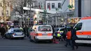 Kendaraan polisi dan ambulans terlihat di depan sebuah toko roti di Heidelberg, barat daya Jerman, Sabtu (25/2). Sebuah mobil yang dikemudikan seorang pria menabrak kerumuman orang yang tengah berdiri di depan toko roti. (R. PRIEBE/DPA/AFP)