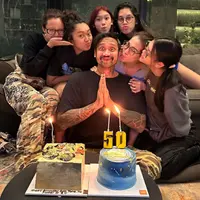 Aktor Tora Sudiro baru saja genap 50 tahun pada 10 Mei 2023 lalu. Pada momen tersebut, ia merayakan ultah bersama orang-orang tercintanya, yaitu istri dan lima anak perempuannya. Berikut beberapa potret momen pertambahan usia Tora dirayakan bareng keluarga tercinta.[Instagram/t_orasudi_ro]