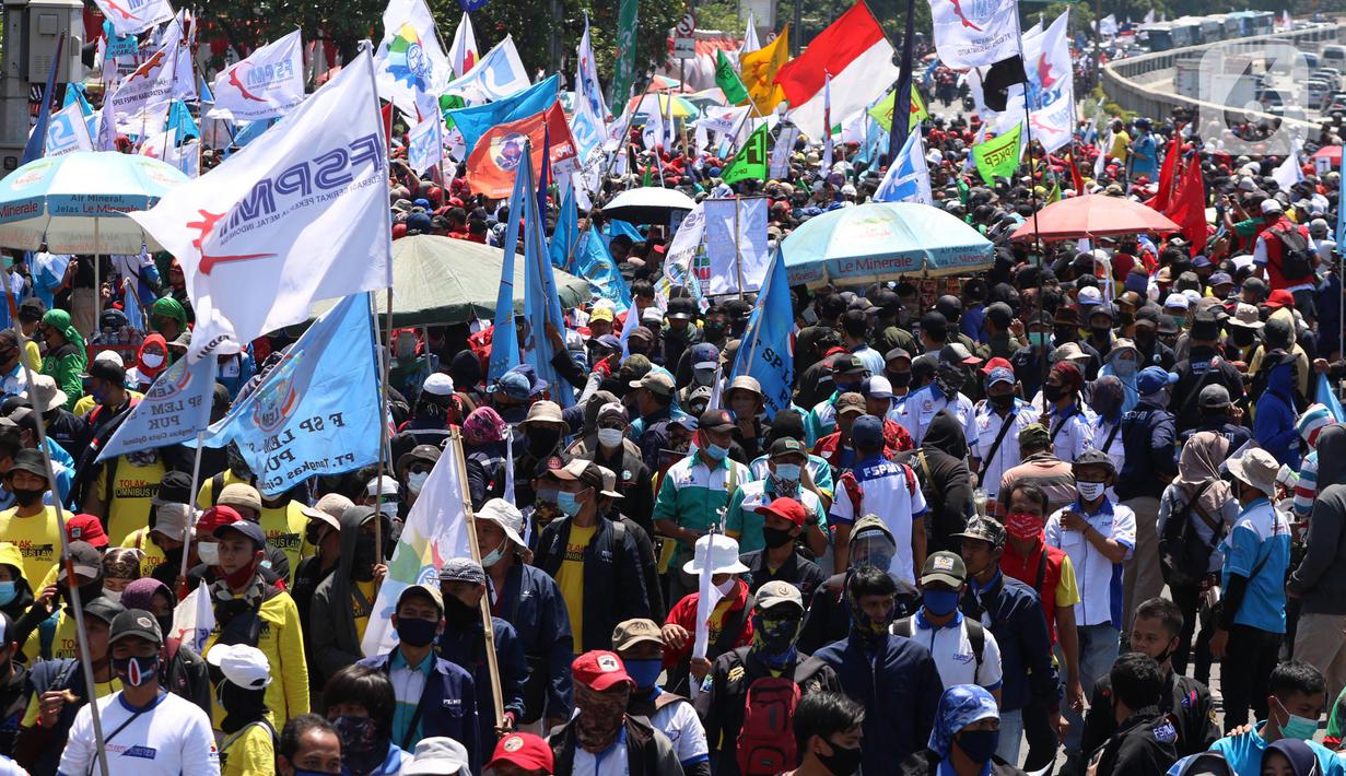 Ribuan buruh melakukan aksi di depan Gedung DPR RI, Jakrta, Selasa (25/8/2020). Aksi tersebut menolak draft omnibus law RUU Cipta Kerja yang diserahkan pemerintah kepada DPR. (Liputan6.com/Angga Yuniar)