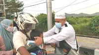 Kesti TTKDH Juga Bagikan Masker, Agar Masyarakat Patuh Terhadap Protokol Kesehatan Covid-19. (Rabu, 13/04/2021). (Liputan6.com/Yandhi Deslatama)