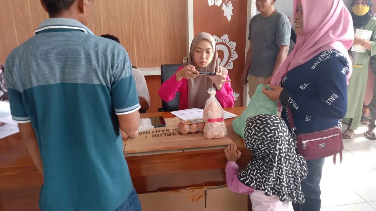 Ribuan warga Banyuwangi dapat bantuan sosial telur dan daging ayam  dan telur (Istimewa)