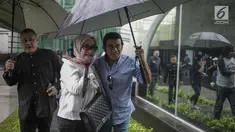 Rhoma Irama memayungi istrinya Ricca Rachim saat hadir dalam konferensi pers indosiar Ramadhan Penuh Berkah di Jakarta, Kamis (26/4). Rhoma Irama terlihat romantis saat memayungi istrinya Ricca Rachim. (Liputan6.com/Faizal Fanani)