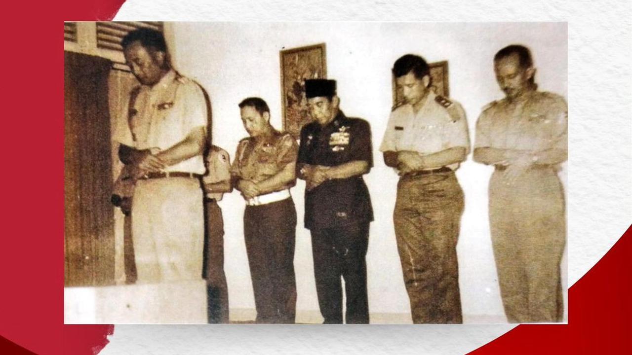 Potret Lawas Kapolri ke-4 jadi Imam Salat di Kantor