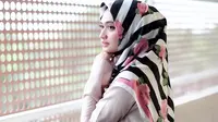 Pakai hijab motif ramai supaya penampilan makin cantik dan fresh. (sumber foto: @shellaalaztha/instagram)