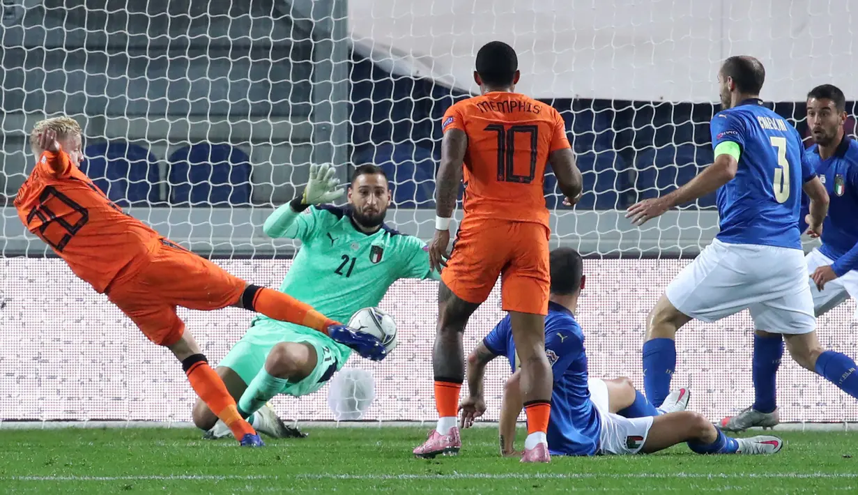 Pemain Belanda Donny Van De Beek (kiri) mencetak gol ke gawang  Italia pada pertandingan UEFA Nations League di Azzurri d'Italia Stadium, Bergamo, Italia, Rabu (14/10/2020). Pertandingan berakhir dengan skor 1-1. (Stefano Nicoli/LaPresse via AP)