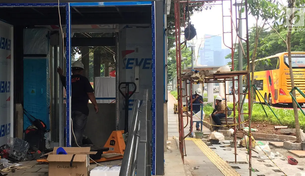 Pekerja menyelesaikan pembangunan lift pada jembatan penyeberangan orang di kawasan Senayan, Jakarta, Senin (13/5). Pembangunan lift pada tiga JPO yang berada di Jalan Sudirman itu bertujuan meningkatkan kenyamanan kepada warga dan ditargetkan rampung akhir bulan ini.(Liputan6.com/Immanuel Antonius)