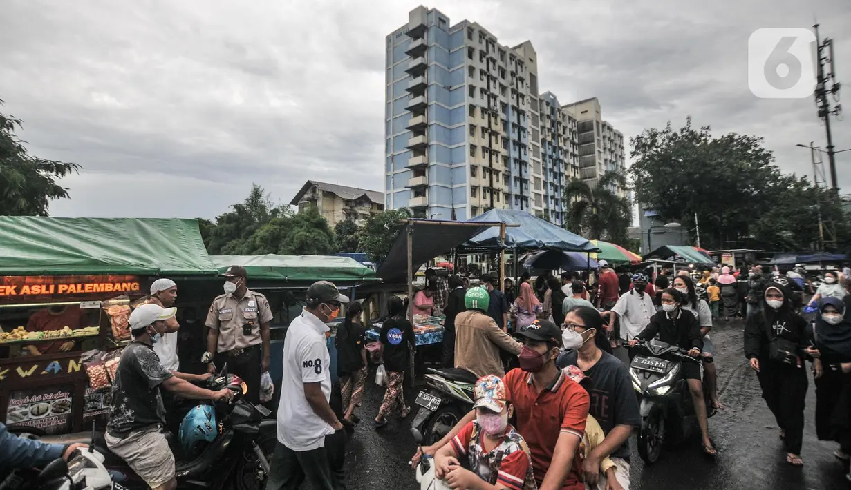 Warga saat berburu hidangan berbuka puasa atau takjil di kawasan Karet Tengsin, Tanah Abang, Jakarta Pusat, Minggu (3/4/2022). Berburu takjil merupakan tradisi umat muslim untuk disantap saat berbuka puasa. (merdeka.com/Iqbal S. Nugroho)