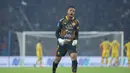 Kiper Persija Jakarta, Carlos Eduardo, merayakan gol yang dicetak oleh Allano ke gawang Persebaya Surabaya pada laga pekan ke-27 BRI Super League di Stadion Utama Gelora Bung Karno, Jakarta, Sabtu (11/4/2026). (Bola.com/Bagaskara Lazuardi)