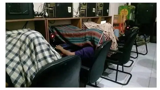 6 Potret Orang di Warnet Satu Bilik Berdua Ini Pernah Dialami, Bikin Nostalgia