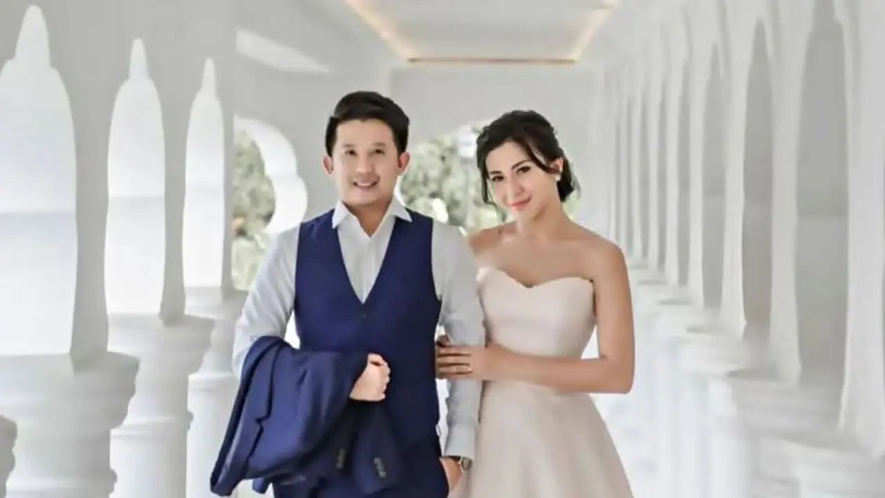 Lepas Masa Lajang, Ini 7 Potret Pernikahan Presenter Dita Fakhrana di Singapura