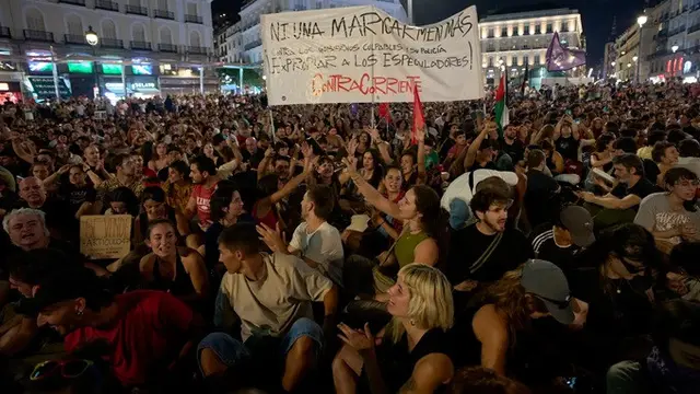 Warga mengikuti aksi protes di Lapangan Sol, Madrid, Spanyol, Sabtu (26/9/2026), setelah Maricarmen Abascal, perempuan berusia 87 tahun, digusur dari rumahnya pada Rabu lalu. Mereka menuntut perlindungan hukum yang lebih kuat bagi para penyewa.