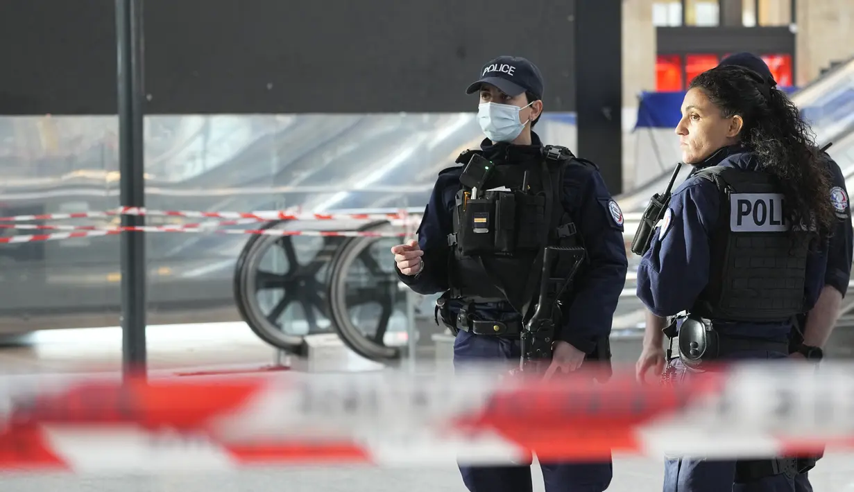 Petugas polisi berpatroli di stasiun kereta Gare du Nord, Paris, Rabu (11/1/2023). Pria tersebut ditangkap oleh polisi di stasiun tersebut setelah mereka melepaskan tembakan dan melukainya, kata sumber polisi, yang meminta untuk tidak disebut namanya. (AP Photo/Michel Euler)