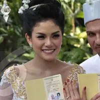 Nikita Mirzani resmi menjadi istri dari pria berdarah Irak, Sajad Ukra.Nikita menikah Jumat (11/10/13) di kawasan Jeruk Purut, Jakarta Selatan (Liputan6.com/ Andrian M Tunay)