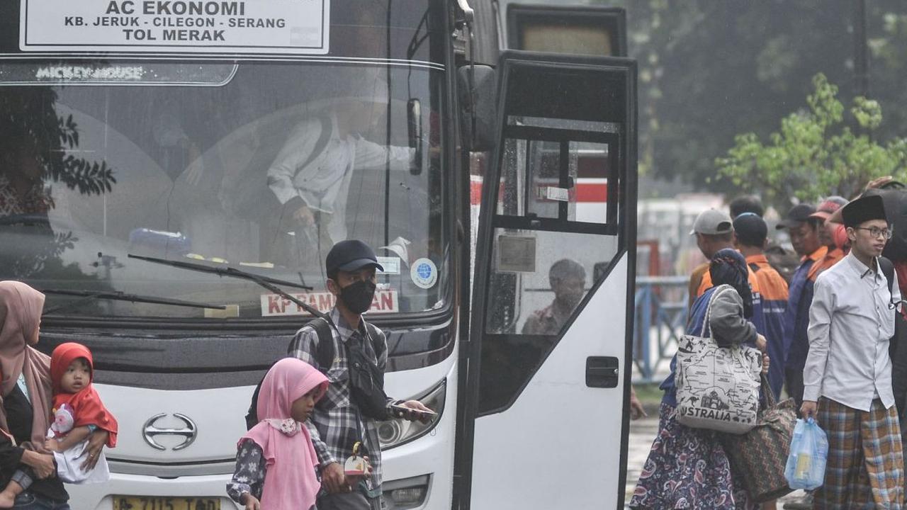 "Itu beberapa upaya yang kita lakukan sehingga syukur Alhamdulillah pengelolaan arus mudik dan balik 2023 ini jg bisa berjalan dengan baik," ujar dia.<br><br>