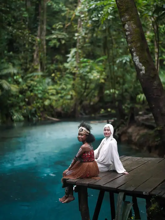 Dinda Hauw dan Rey Mbayang di Kalibiru Raja Ampat. [Foto: Instagram/dindahw]
