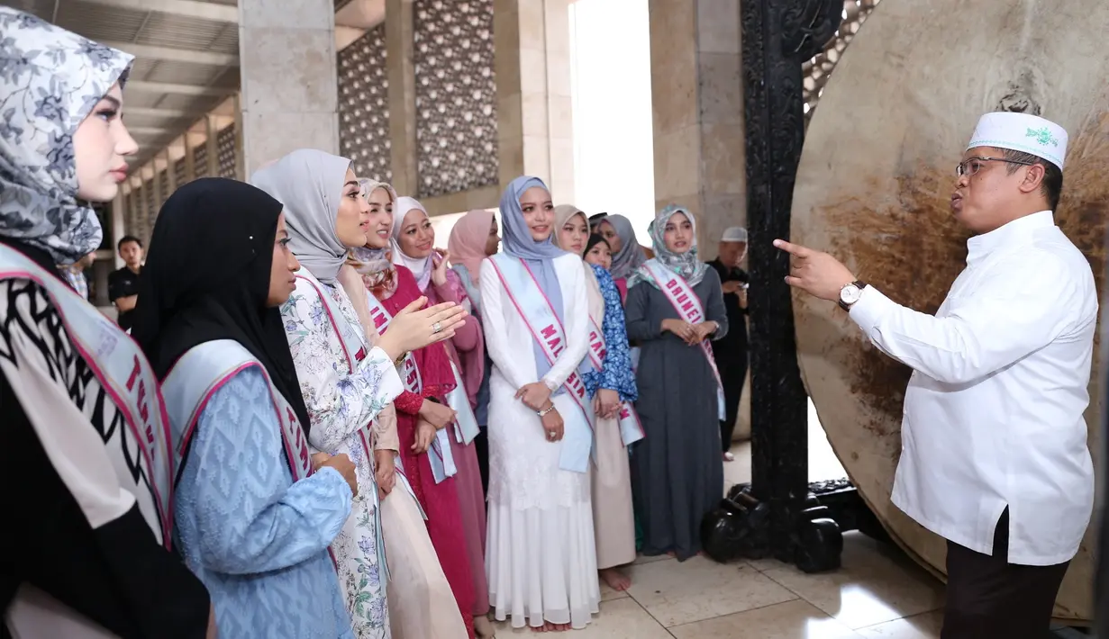 Abu Hurairah Abdul Salam selaku kepala Protokol Masjid Istiqlal memberikan penjelasan kepada para finalis. Diantaranya menjelaskan terkait sejarah pembangunan masjid tersebut. (Nurwahyunan/Bintang.com)