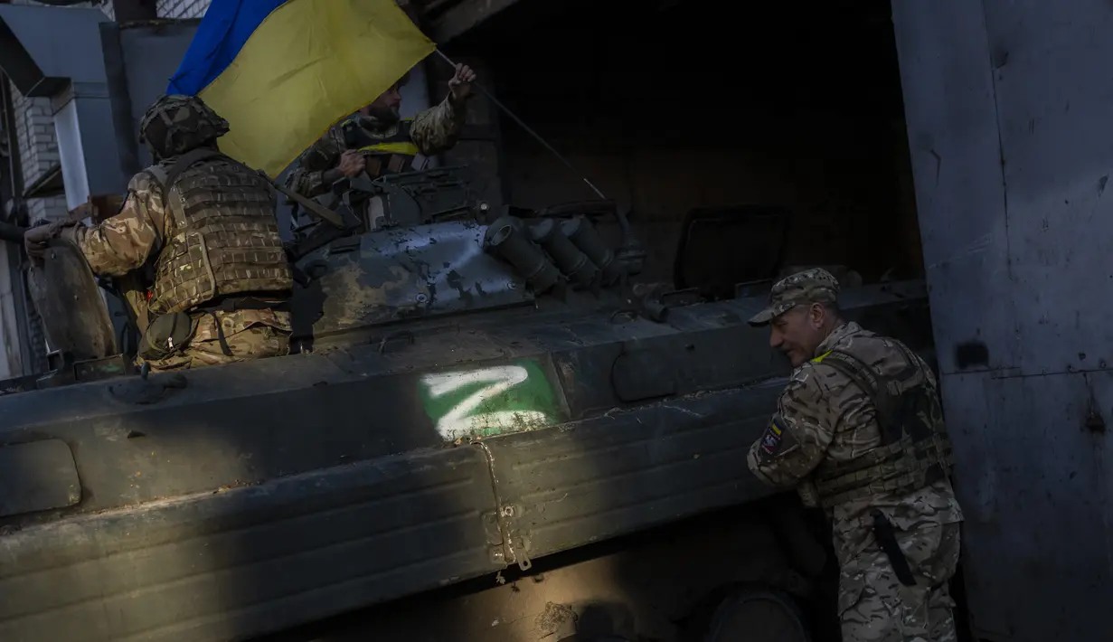 Prajurit Ukraina memarkir BMP-2 Rusia, kendaraan tempur infanteri, di daerah Kharkiv, Ukraina timur, Minggu, 29 Mei 2022. Militer Ukraina telah memulihkan kendaraan tempur Rusia yang ditinggalkan di garis depan guna diperbaiki dan digunakan untuk tujuan mereka. keuntungan. (AP Photo/Bernat Armangue)