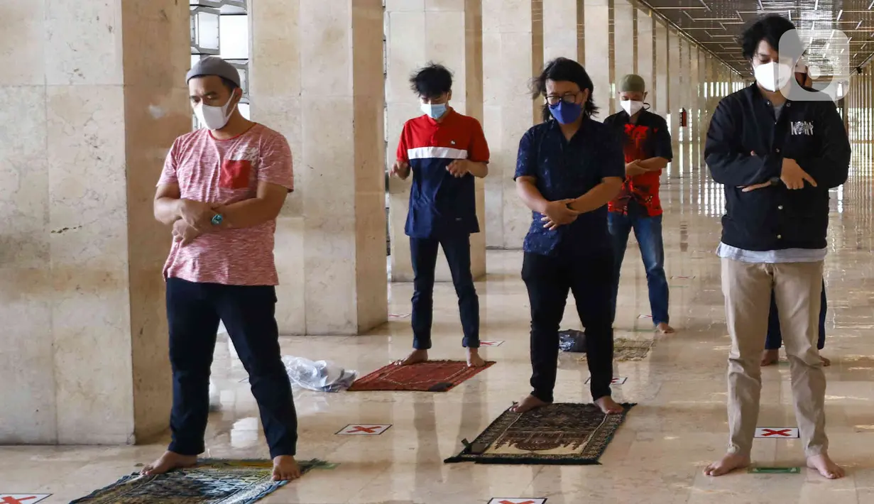 Jemaah melaksanakan ibadah salat Jumat di Masjid Istiqlal, Jakarta, Jumat (11/2/2022). Di tengah lonjakan kasus Covid-19 di DKI, Masjid Istiqlal melakukan pembatasan jumlah jemaah maksimal 50 persen serta jam operasional pengunjung untuk shalat. (Liputan6.com/Herman Zakharia)