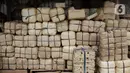 Besek  bambu di jual di Pasar Jatinegara, Jakarta, Kamis (1/7/2021). Menurut pedagang, penjualan besek untuk daging kurban jelang Idul Adha 2021 diharapkan mengalami peningkatan, mengingat kebijakan Pemprov DKI melarang penggunaan kantong plastik sekali pakai. (Liputan6.com/Faizal Fanani)