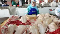 lustrasi daging ayam naik di Pasar Jember (Istimewa)