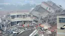 Tim SAR mencari korban yang selamat setelah longsor di sebuah kawasan industri di Shenzhen, China selatan, Minggu (20/12). Sekitar 900 orang diungsikan dan empat orang diselamatkan dengan cedera ringan, kata pemerintah setempat. (CHINA OUT AFP PHOTO)