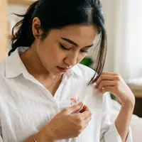 Cara Menghilangkan Noda Make Up pada Baju. (Gambar: AI Generated)