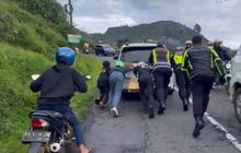 Antisipasi Wisatawan Membludak, Polisi Berlakukan One Way di Jalur Wisata Dieng