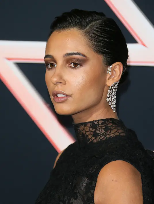 Aktris Naomi Scott berpose saat menghadiri pemutaran perdana film "Charlie's Angels" di teater Regency di Westwood, California (11/11/2019). Di film ini Naomi Scott berperan sebagai Elena Houghlin. (AFP/Jean-Baptiste Lacroix)