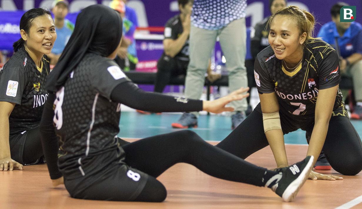 Aksi Lestary Anissa atlet voli Indonesia di semifinal bola voli duduk melawan China pada  Asian Para Games 2018, di Tennis Indoor Gelora Bung Karno Jakarta, Rabu (10/10/2018).  (Bola.com/Peksi Cahyo)