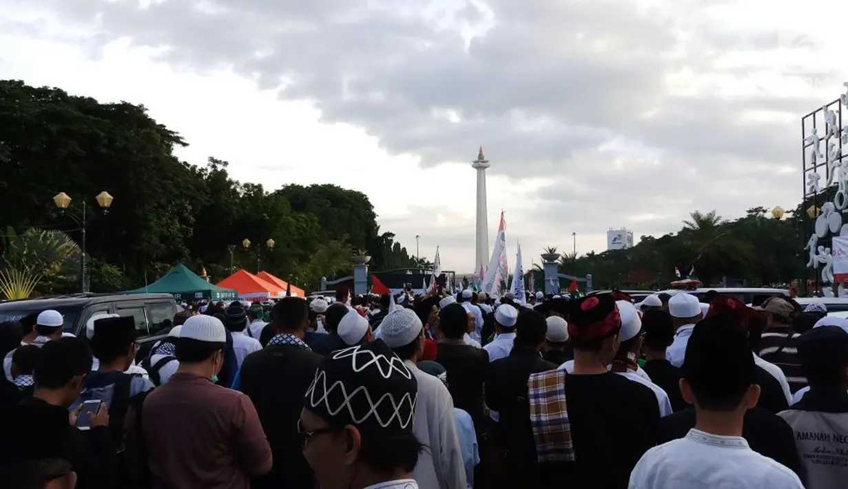 Ribuan peserta menghadiri Aksi Bela Palestina di kawasan silang Monas, Jakarta, Minggu (17/12). Aksi ini dilakukan untuk menentang keras pengakuan sepihak Presiden AS Donald Trump atas Yerusalem sebagai ibu kota Israel. (Liputan6.com)