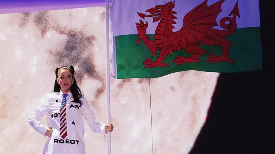 Gaya Nostalgia Katy Perry di Konser Amal 2026, Kenakan Outfit Ikonis Era 2009 demi Aksi Sosial