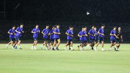 Pemain Filipina melakukan latihan resmi jelang laga terakhir Grup B Piala AFF 2024 melawan Timnas Indonesia di Stadion Sriwedari, Solo, Jawa Tengah, Jumat (20/12/2024). (Bola.com/Abdul Aziz)