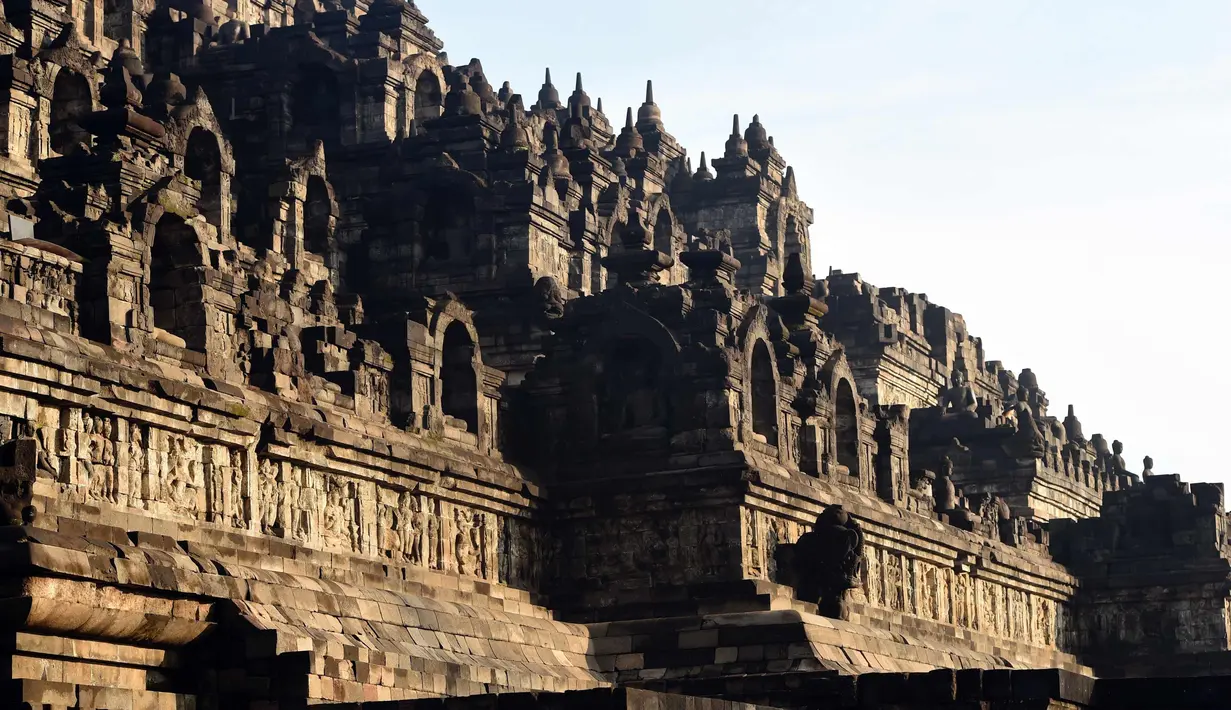 Suasana candi Borobudur saat pagi hari di Magelang, di provinsi Jawa Tengah, Indonesia pada 10 Mei 2016. Setidaknya ada sekitar 70 ribu foto pemugaran Candi Borobudur, 13 ribu foto slide, dan beberapa rol film. (AFP Photo/Goh Chai Hin)