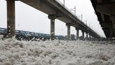 Busa terlihat memenuhi sungai Yamuna yang tercemar polusi di kota New Delhi, 23 September 2018. Sungai yang juga sangat dianggap suci oleh umat Hindu India itu kini tercemar hebat, salah satunya akibat busa polusi yang memenuhinya. (AFP/Dominique FAGET)