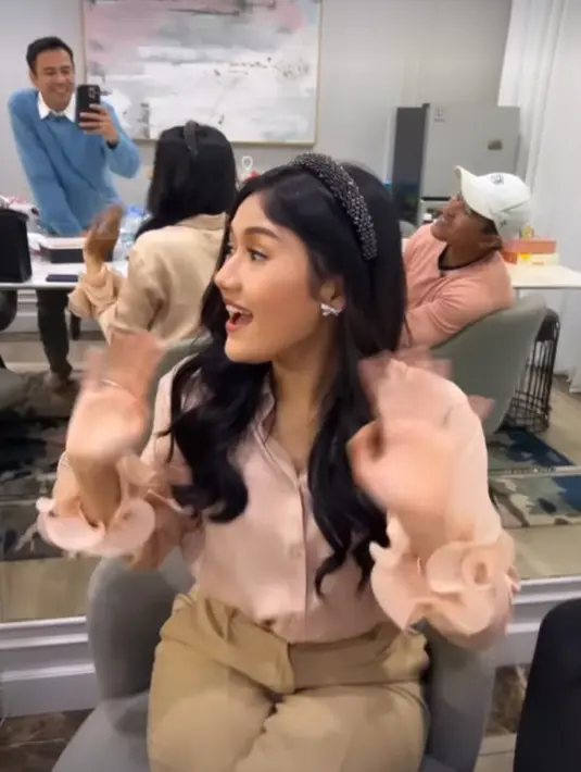 Rambut panjangnya juga ditata effortless dengan dengan bando hitam berpayet [@raffinagita1717]