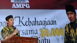 Ketua Umum AMPG, Fahd El Fouz A Rafiq memberikan pidato jelang buka puasa bersama ribuan anak yatim piatu di Jakarta, Sabtu (18/6). Acara diikuti sekitar 26 ribu anak yatim piatu. (Liputan6.com/Helmi Fithriansyah)