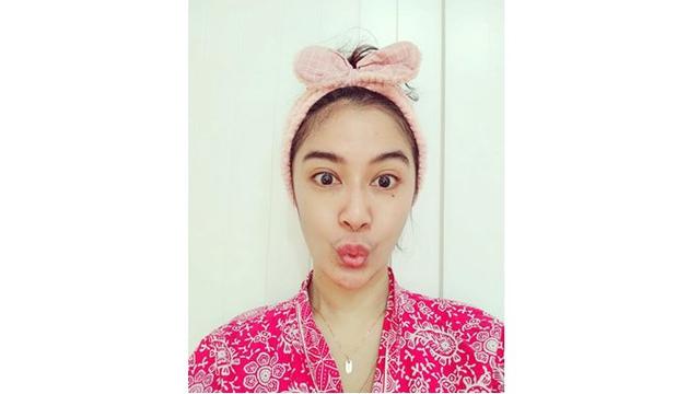 Meski sudah berusia 37 tahun, pedangdut ini terlihat awet muda.