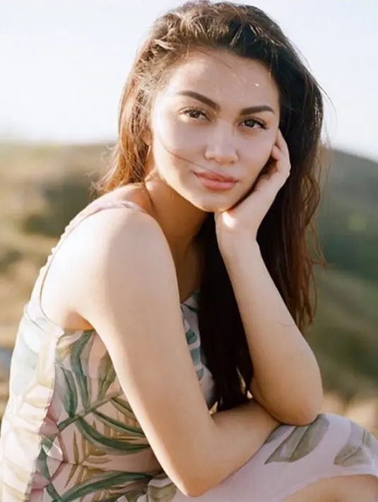 "An appreciation post. For one of the most beautiful thing in life I will forever adore.. Flowers. The music of the ground, from earth's lips spoken without a sound..," tulis arieltatum. (Instagram/arieltatum)