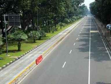 Jalan Medan Merdeka Barat sepi kendaraan. Hanya seorang pejalan kaki yang melintas (Source: IST)