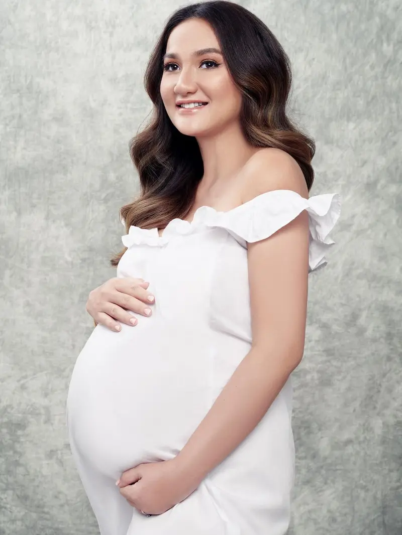 Tampil Kompak, Intip 5 Potret Maternity Shoot Tengku Dewi dan Andrew Andika bertema Putih