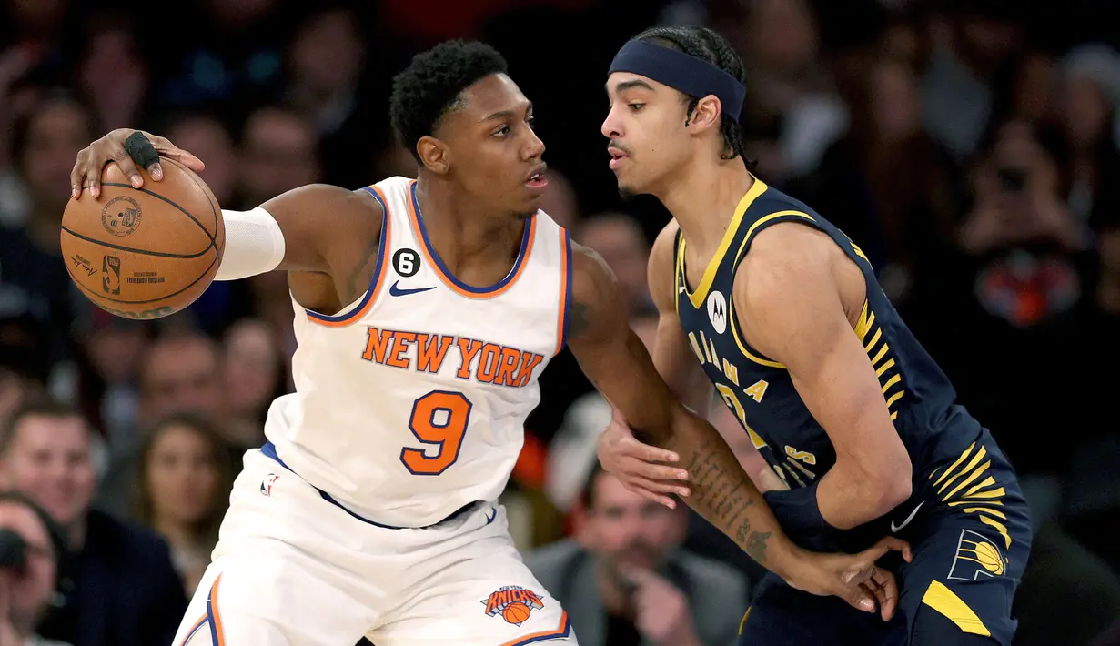 Pebasket New York Knicks, RJ Barrett (kiri) berebut bola dengan pebasket Indiana Pacers, Andrew Nembhard pada laga yang berlangsung di Madison Square Garden, New York Citty, 11 Januari 2023. Barret merupakan salah satu pemain andalan Timnas Basket Kanada. Ia pernah meraih gelar FIBA Under-19 World Cup MVP pada 2017 silam. (AFP/Getty Images/Elsa)