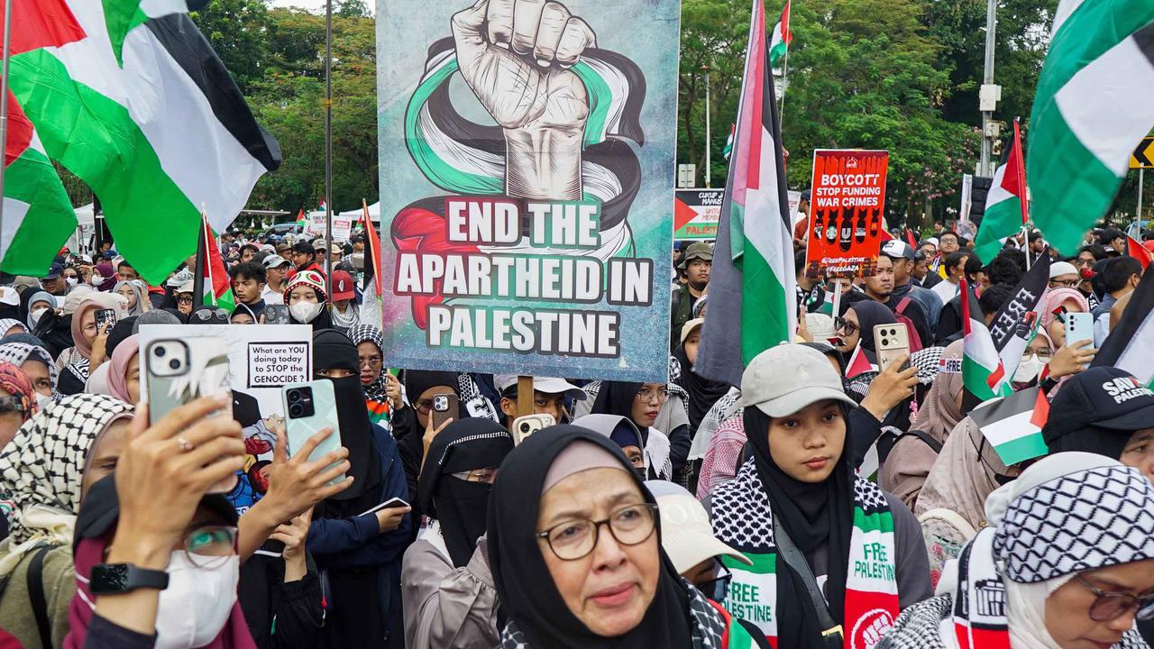 FOTO: Dua Tahun Genosida di Gaza, Massa Kepung Kedubes AS Serukan Akhiri Blokade Palestina